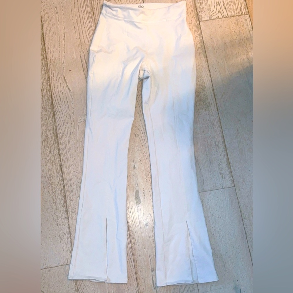 ALO YOGA Airbrush High-Waist Flutter Legging split hem white Size Small - Picture 16 of 16